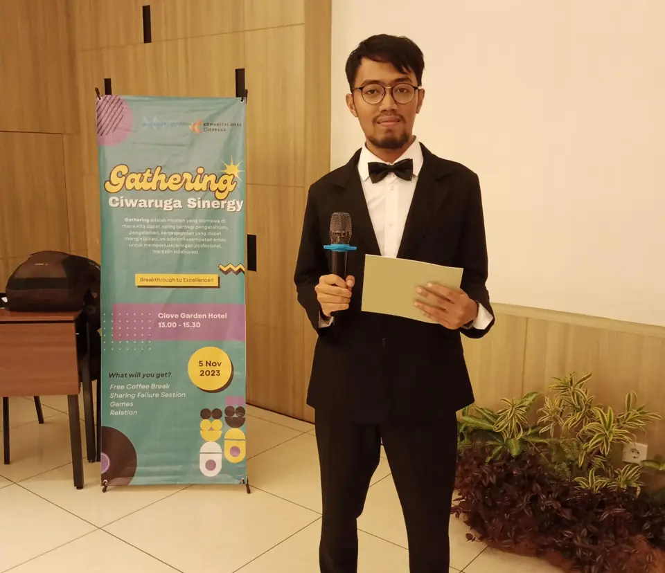Dhiya menjadi MC Gathering Ciwaruga Sinergy