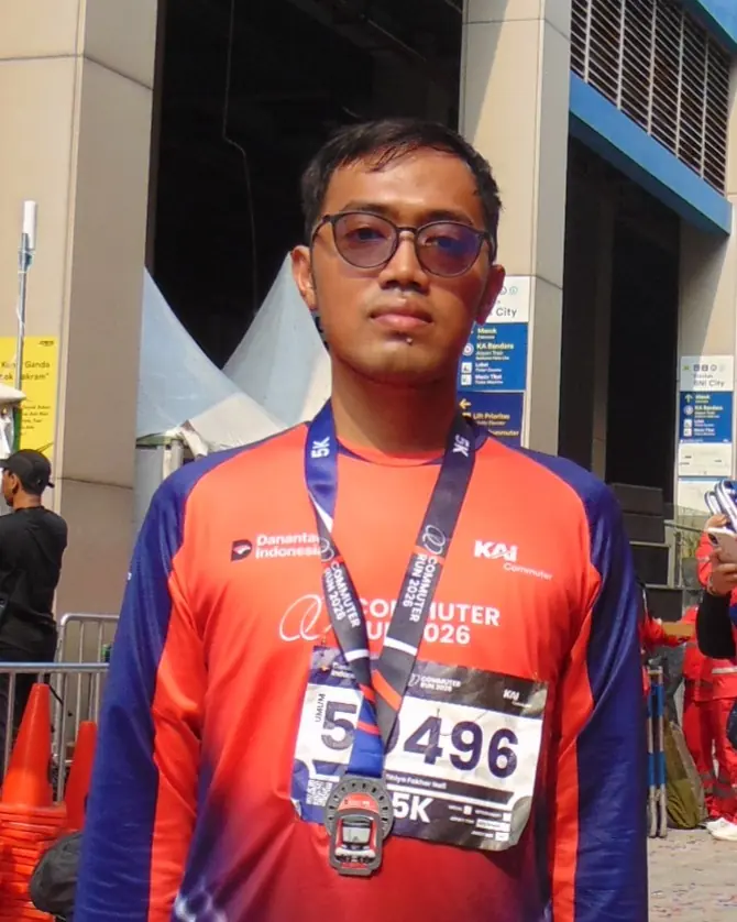 Dhiya dengan medali Commuter Run 2026