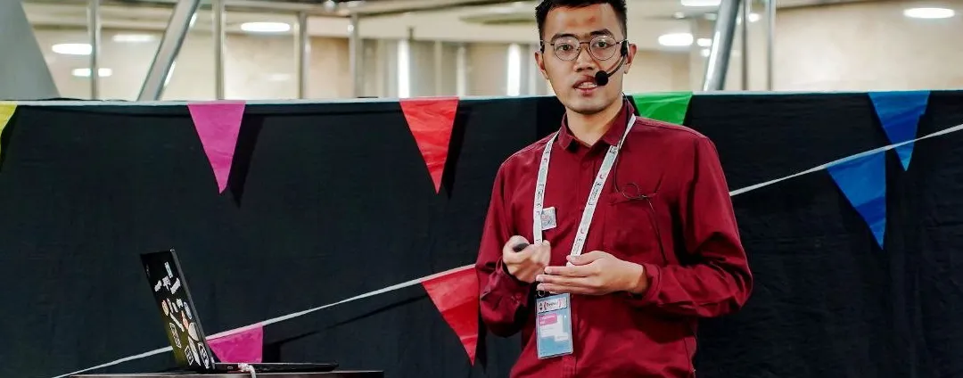 Dhiya berbicara di panggung Google DevFest Jakarta 2025