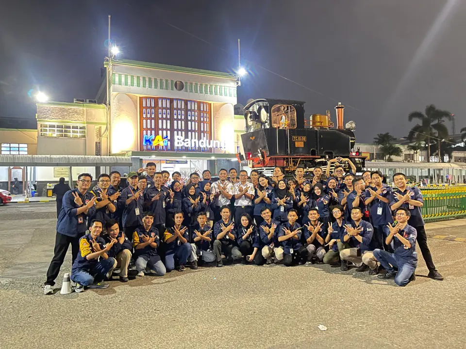 Relawan IESC berfoto di depan Stasiun Bandung