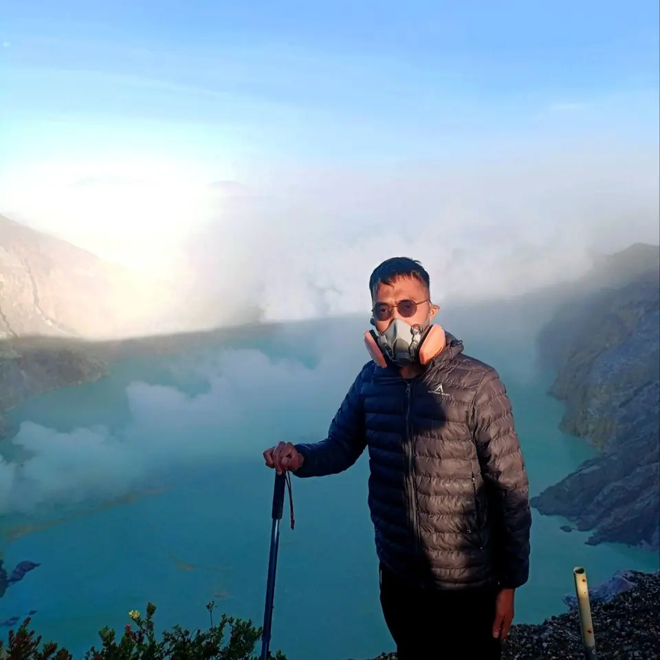 Dhiya di tepi Kawah Ijen