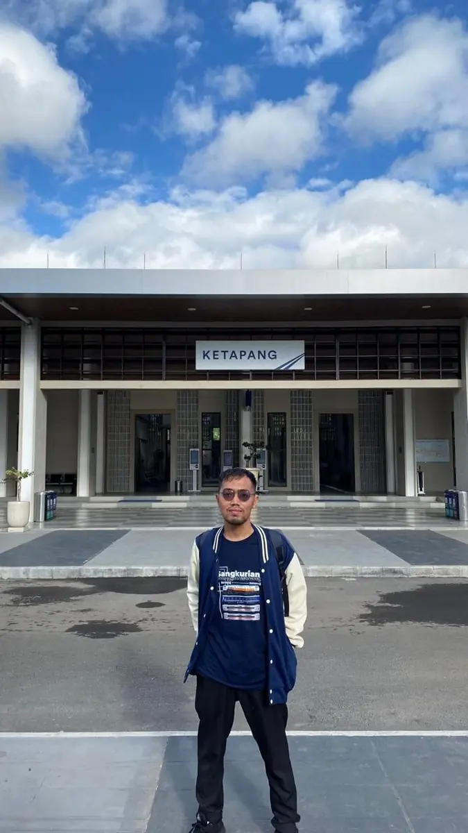 Dhiya di depan Stasiun Ketapang