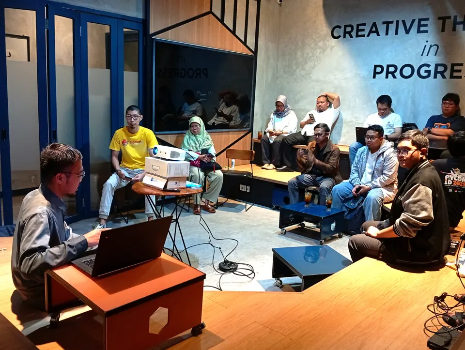 Dhiya presentasi di meetup Python