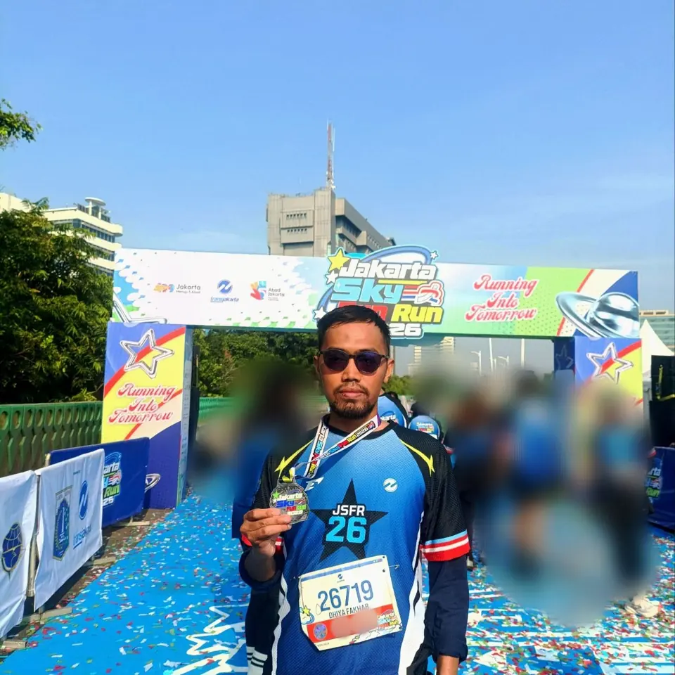 Dhiya dengan medali Jakarta Sky Fun Run