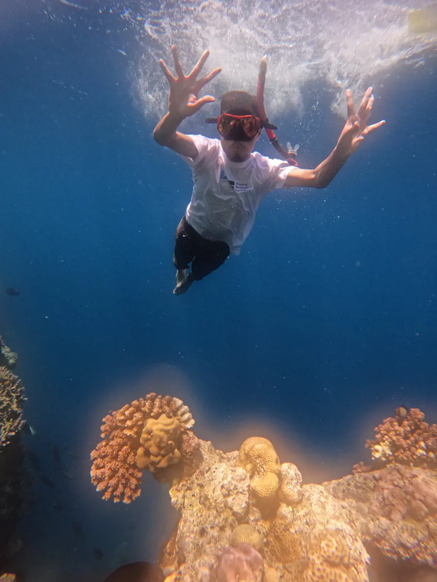 Dhiya snorkeling di atas terumbu karang